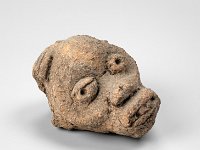 Ame Ker 149  Ame Ker 149, Mexiko, Bundesstaat Yucatan, Cuyo de Ancona, Maya, Postklassische Periode, 900-1450 n. Chr., Fragment einer Tonfigur, Ton,H 5 cm, L 6,1 cm : Museumsfoto: Claus Cordes, Bestandskatalog Ethnologie